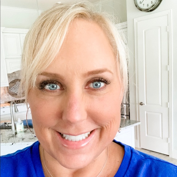 Meet your Posher, Laura - Picture 1 of 1